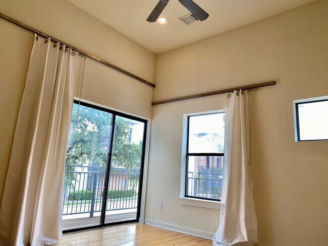 Building Photo - "Fantastic 1-Bedroom Condo off South Congr...