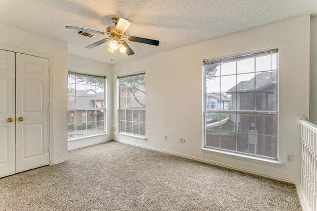 Building Photo - Bright & Spacious Home with Flex Room Near...