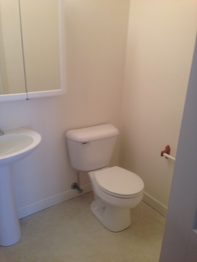 Building Photo - 2345 Meadowpoint Dr