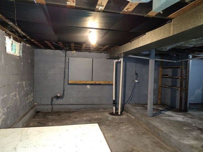 Building Photo - Mishawaka 1/2 story 3 bedroom single-family home with garage