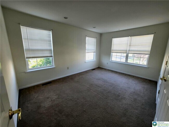 Building Photo - 5215 Spring Ridge Dr E