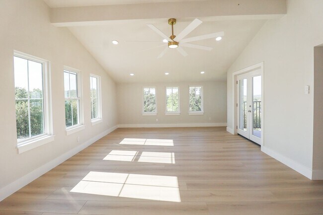 Building Photo - 4 Bed | 3 Bath on Keystone Lake!