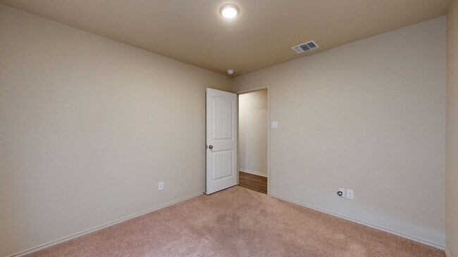 Building Photo - 2 WEEKS FREE RENT IN A GORGEOUS DUPLEX IN COPPERAS COVE!