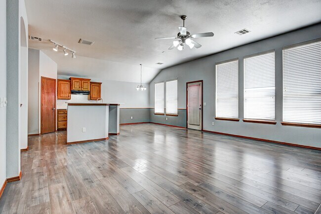 Building Photo - 517 Lone Oak Dr