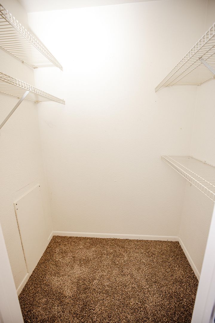 Walk-in Closet - 6730 Hill Ave