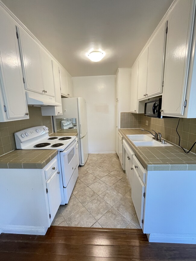 kitchen 2 - 3813 Huron Ave