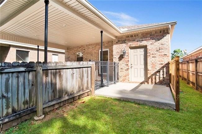 Building Photo - 6035 Magnolia Pl E
