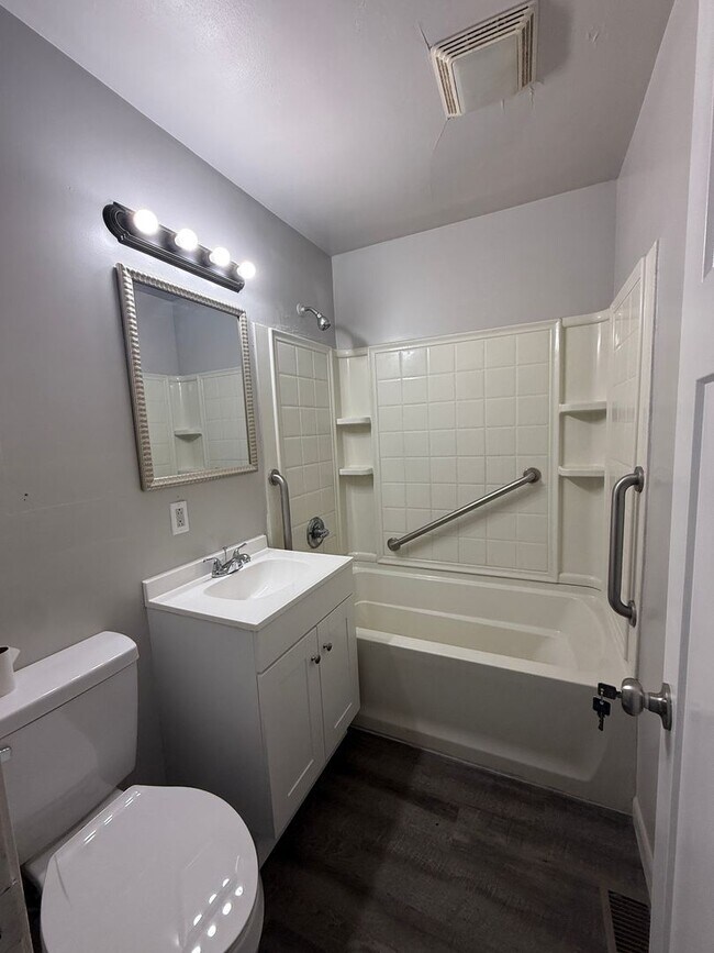 Building Photo - beautiful 3 bedroom 1 bathroom House