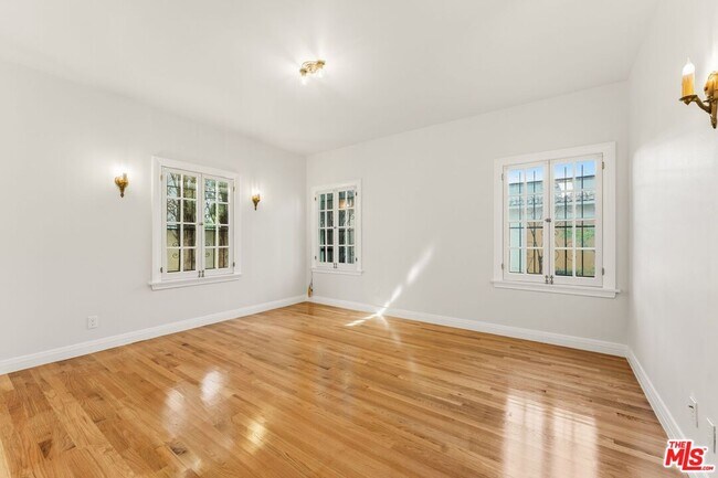 Building Photo - 125 N Orange Dr