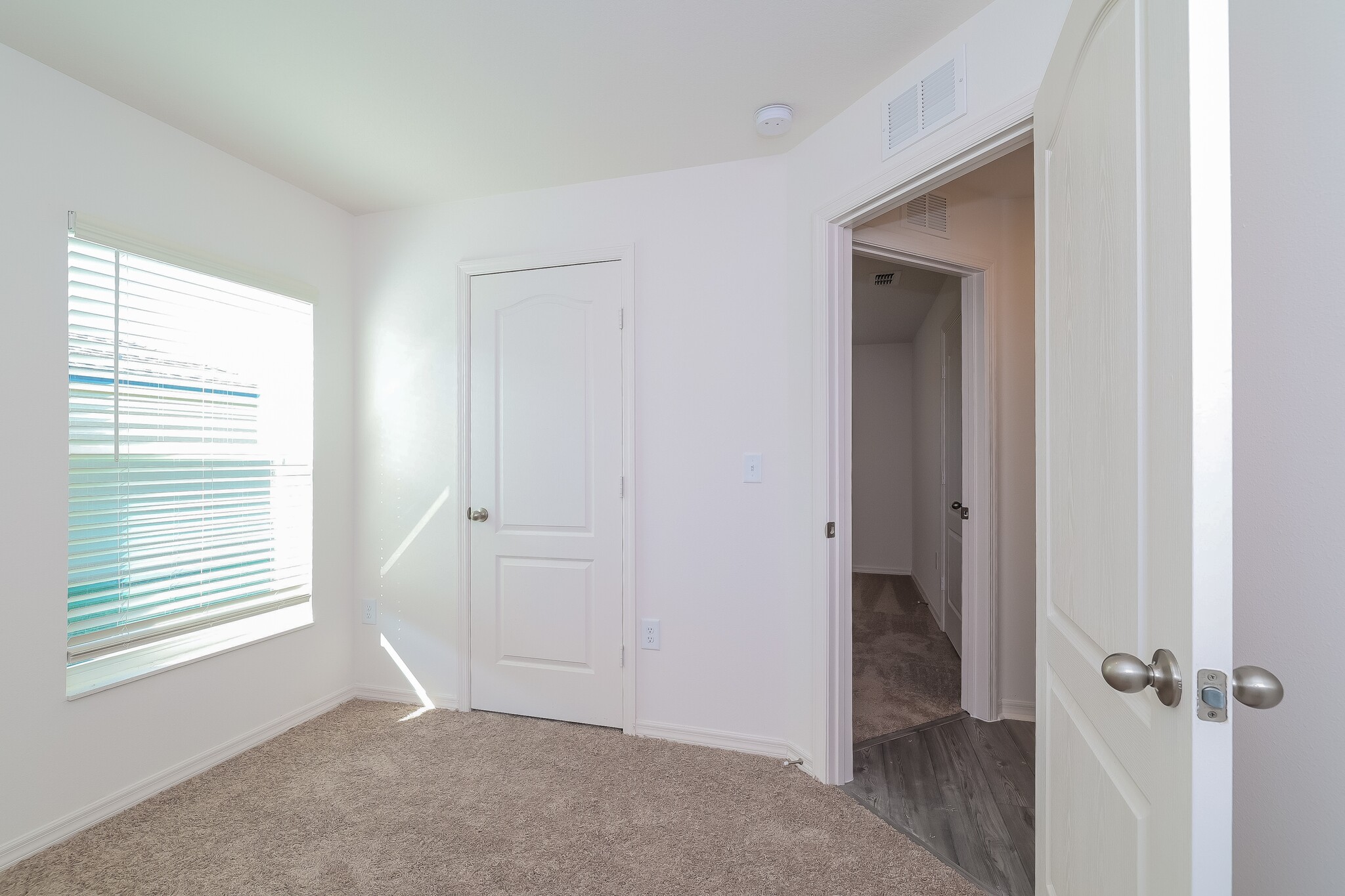 Building Photo - 1367 Swan Lake Cir