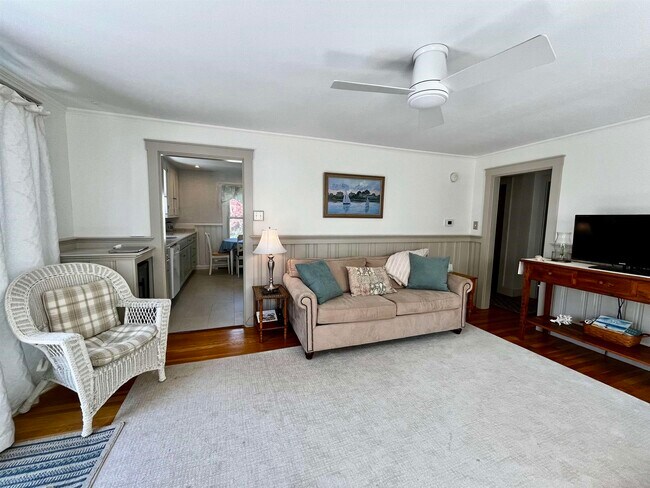 Building Photo - 15 Manor Dr