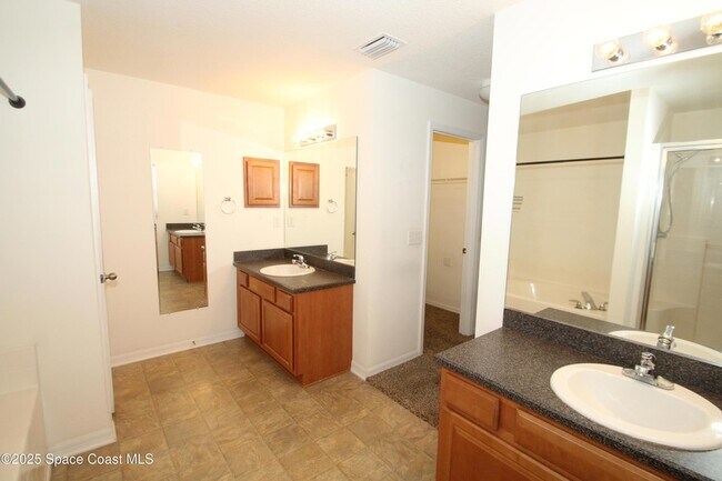 Building Photo - 2295 Botanica Cir