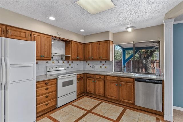 Building Photo - 801 Meadowlark Dr