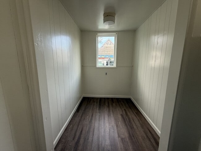 Building Photo - 328 SE Lane Ave