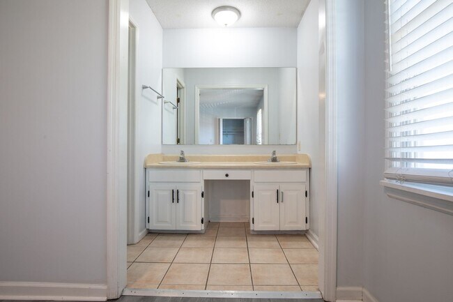Building Photo - 3 bed 2.5 bsth
