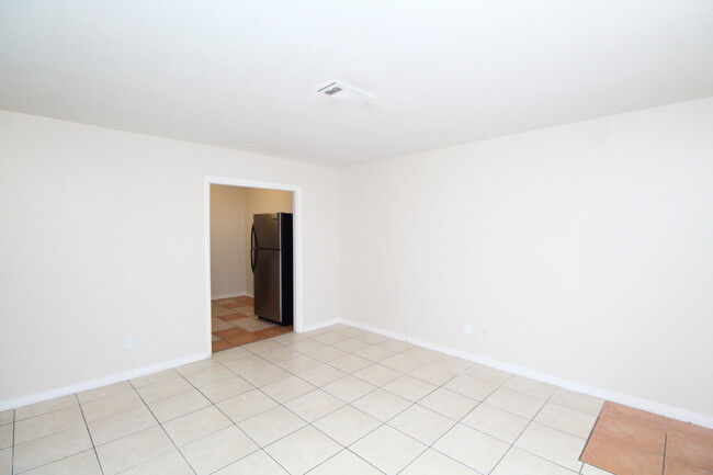 Building Photo - Affordable 2BR Duplex Near UWF — All Tile,...