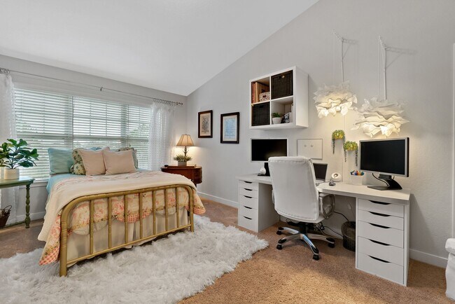 Building Photo - Luxury Townhome for Rent near Regent!