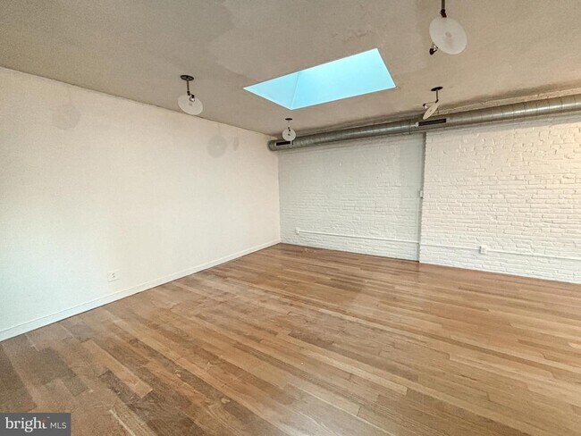 Building Photo - 212 Race St