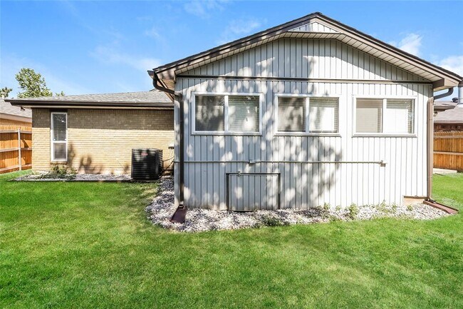 Building Photo - 8829 Parkridge Dr