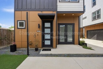 Building Photo - 1307 Bayou St