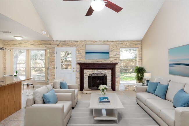 Building Photo - 811 Sierra Lake Dr