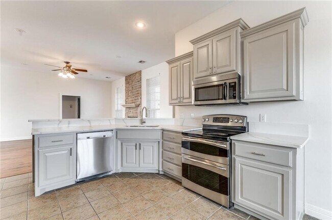 Building Photo - 102 Skinner St