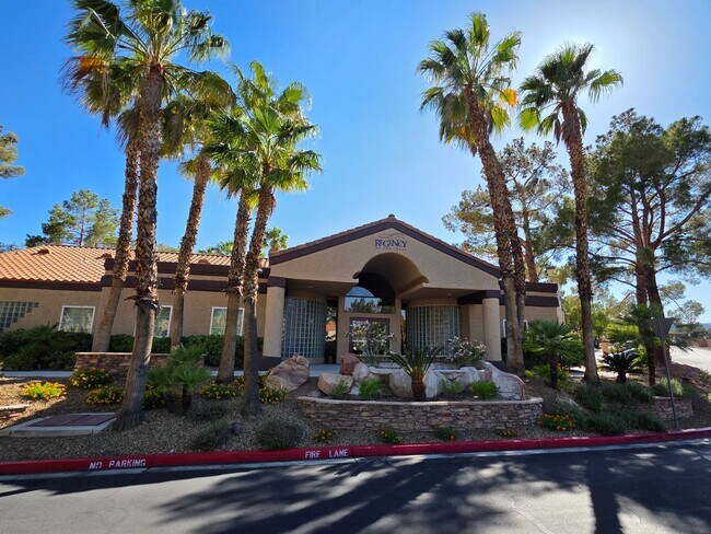 Building Photo - Resort Style Condo At The Lakes