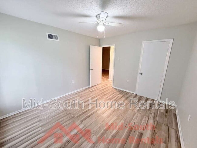 Building Photo - 642 Safari Dr