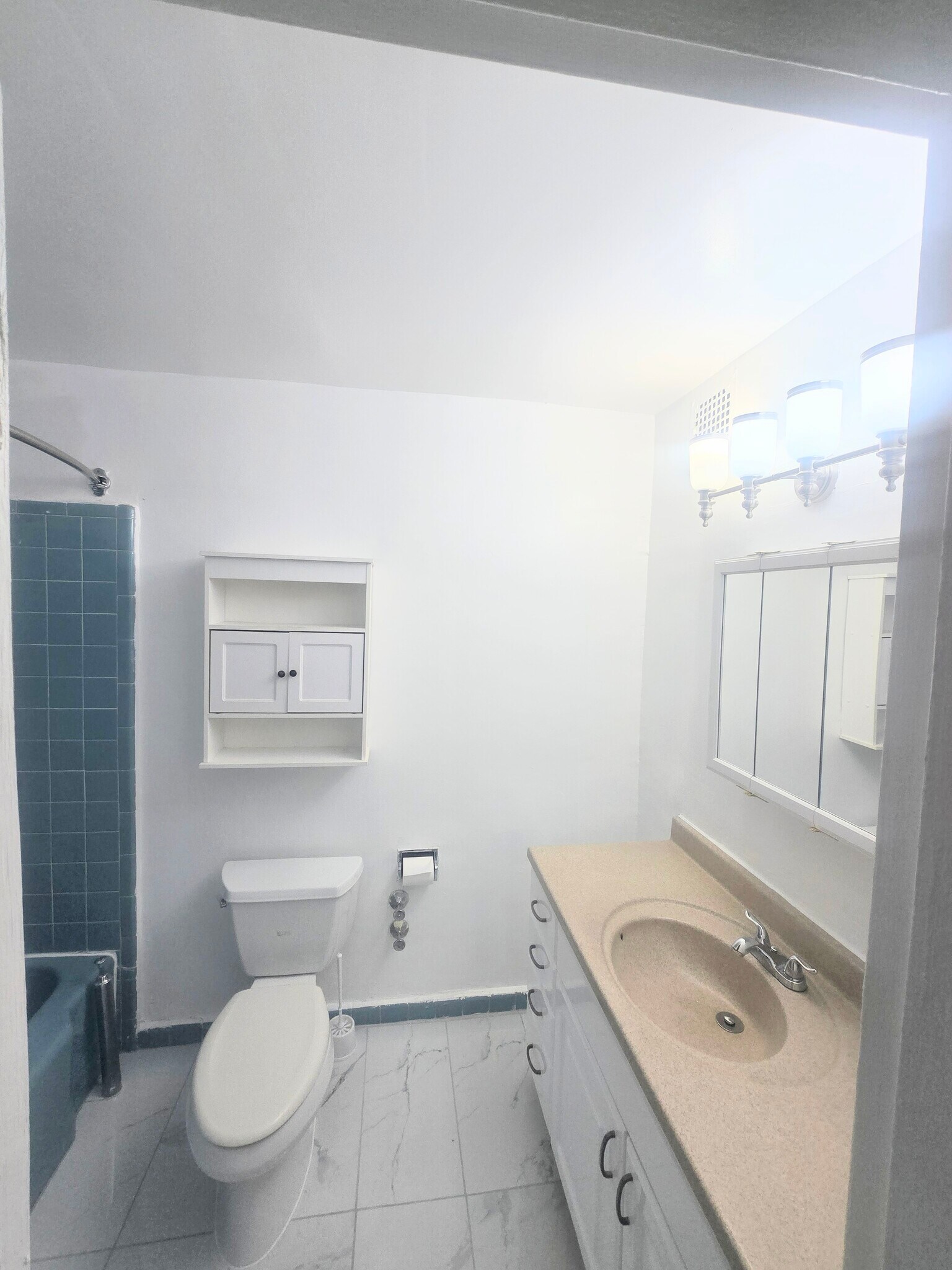 Building Photo - 1037 E 57th St