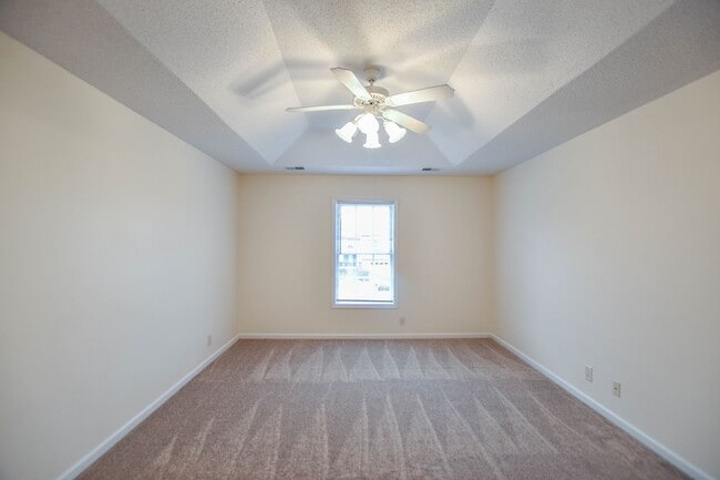 Building Photo - Pet Friendly Three Bedroom!