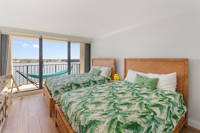 Building Photo - 130 Lakeshore Dr