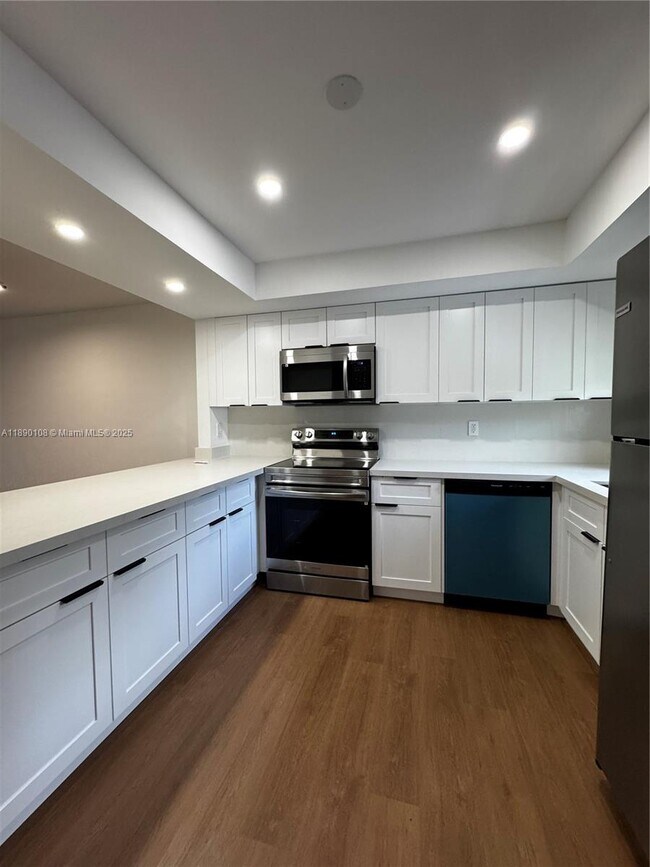 Building Photo - 1460 SW 24th Ct