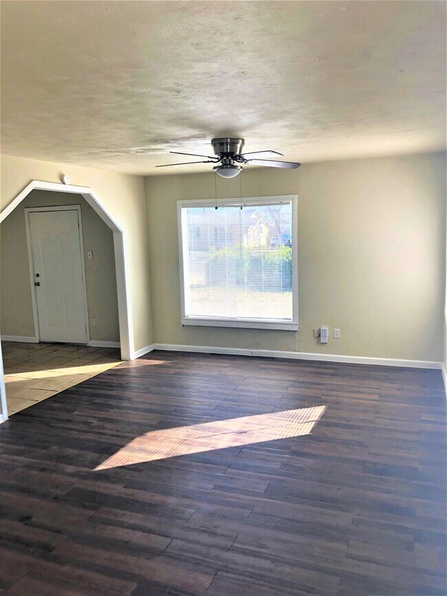 Building Photo - Handyman Special $0 First Month's Rent / $0 Deposit at move-in “You fix, you SAVE BIG!!” Contact ...