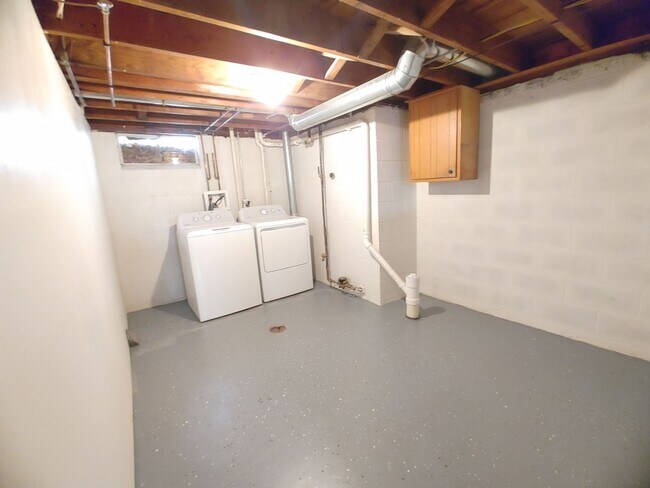 Building Photo - Charming 2 Bedroom 2 Bathroom House!