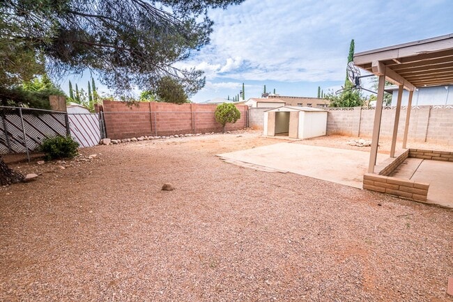 Building Photo - Spacious 3 Bedroom, 2 Bath Home with Updat...