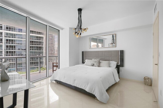 Building Photo - 475 Brickell Ave