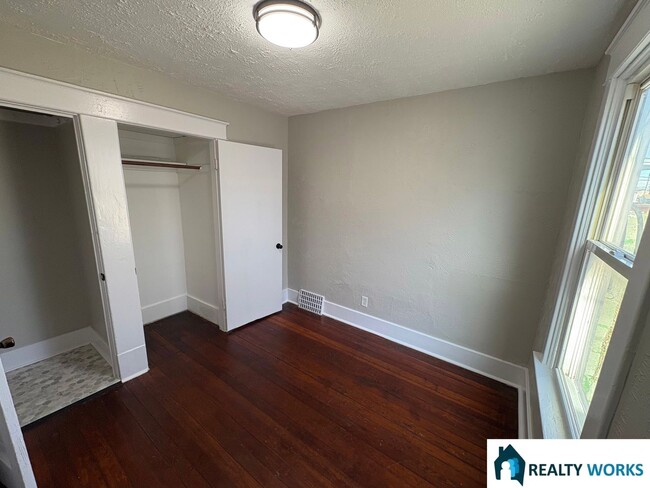 Building Photo - 3 Bedroom Home Close to Campus!