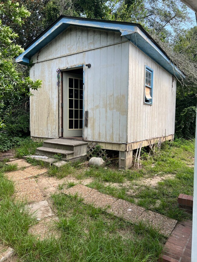 Building Photo - 3232 Pasadena Dr