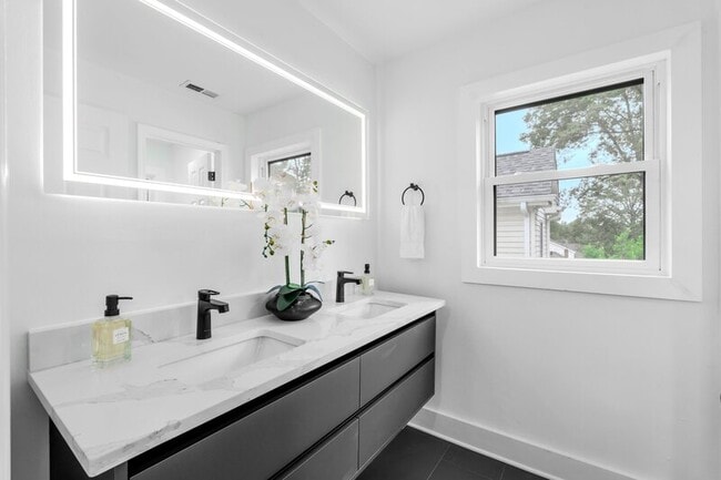 Building Photo - 28 Douglas Dr