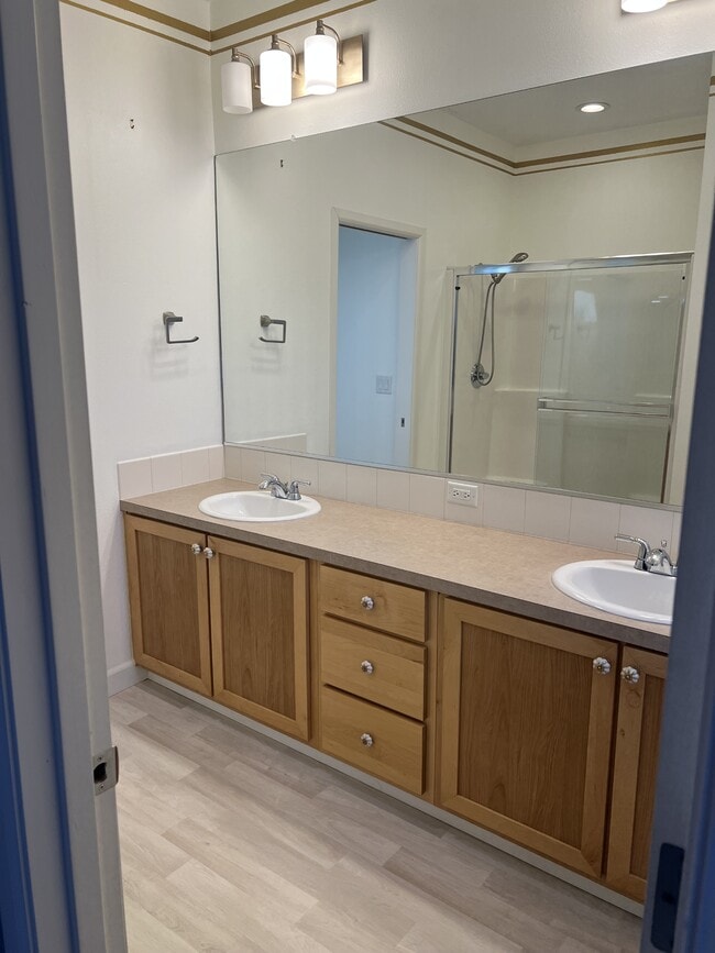 Building Photo - 10925 SW Briarwood Pl
