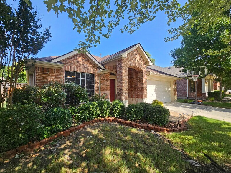 Building Photo - 8562 Robertson Dr