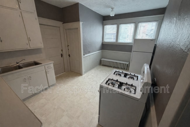 Building Photo - 315 E Cherry St