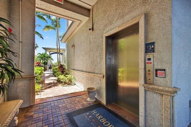 Building Photo - 275 NW Flagler Ave