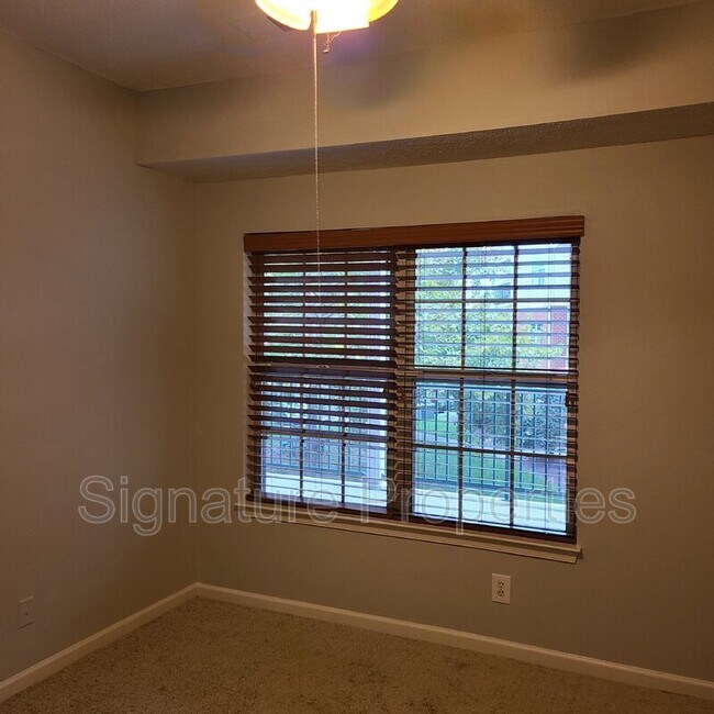 Building Photo - 830 Brassie Ln