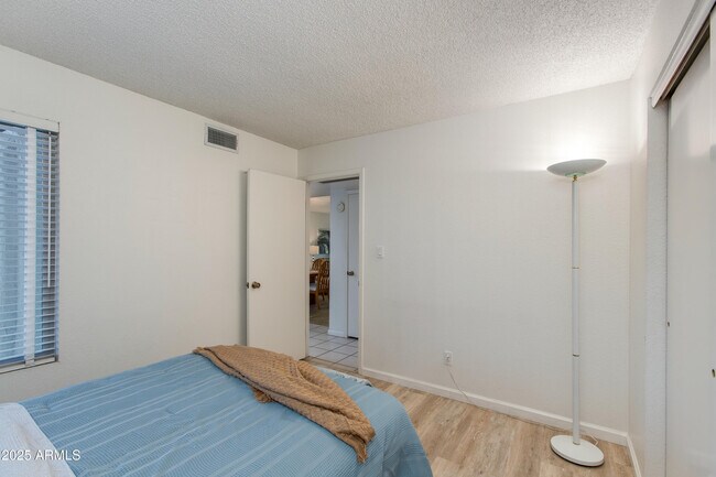 Building Photo - 446 S 77th St