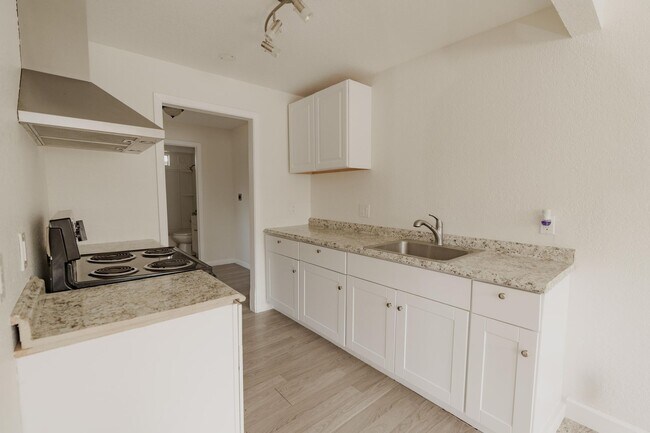Building Photo - 683 - 695 Vermont Avenue, Turlock CA 95380