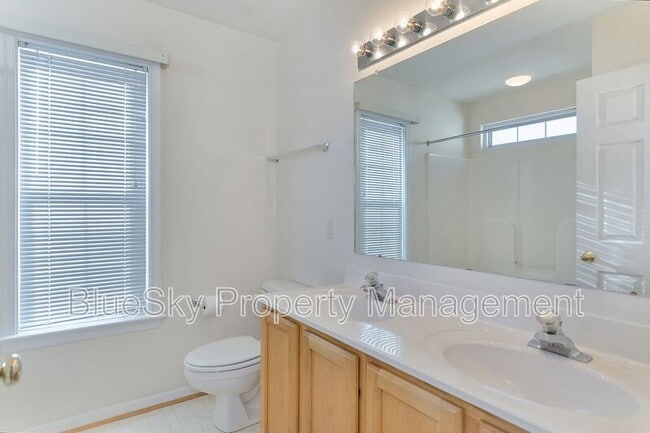 Building Photo - 221 Buttercup Ln