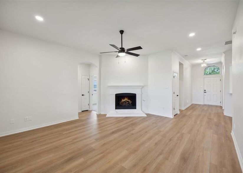Building Photo - 9420 Caliente Dr
