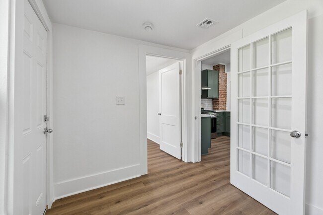 Building Photo - 1321 NE 9th St