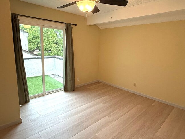 Building Photo - $3490 -- Beautifully Upgraded 3BR Townhome in Northgate